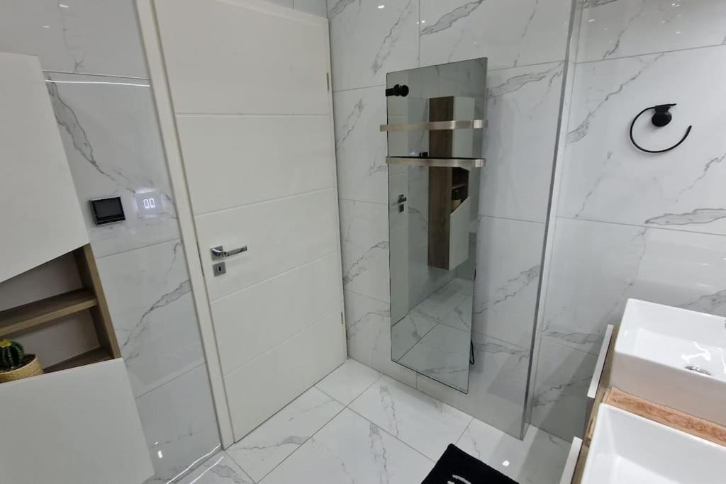 Suite Prestige Logement Neuf Avec Spa Et Ecran De Cinema En Rez De Jardin Colmar Exterior photo